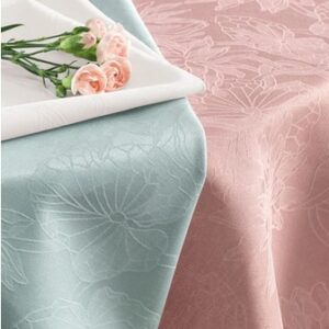 Toalha de Mesa Retangular Karsten Jacquard Sempre Limpa Lótus Rosa (Marsala)