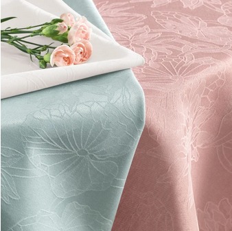 Toalha de Mesa Retangular Karsten Jacquard Sempre Limpa Lótus Rosa (Marsala)